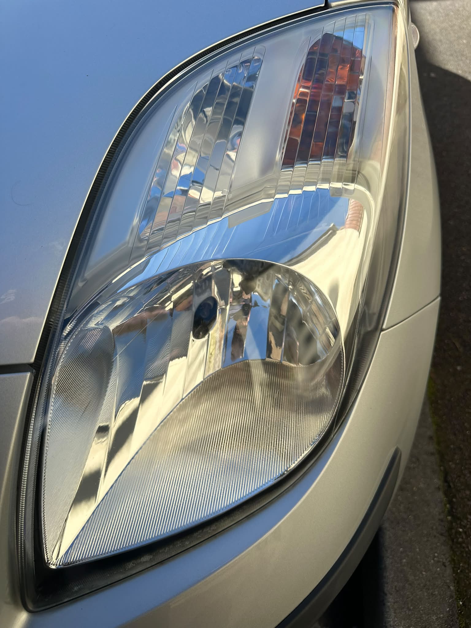 Phare de voiture rénové, clair et brillant après polissage
